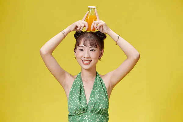 Ευτυχισμένο Χαμόγελο Ασιάτισσα Νεαρή Γυναίκα Πίνοντας Φρέσκο Χυμό Πορτοκάλι Ένα — Φωτογραφία Αρχείου