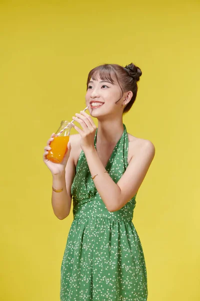 Mujer Joven Sonriente Frente Pared Amarilla Bebiendo Jugo Naranja — Foto de Stock