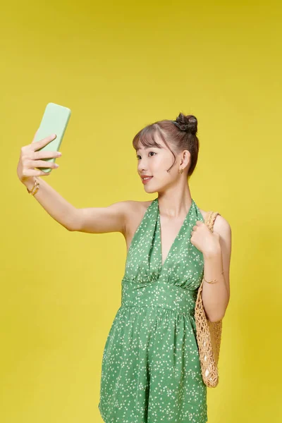 Glada Unga Asiatiska Kvinna Tar Selfie Kameran Smartphone Gul Bakgrund — Stockfoto