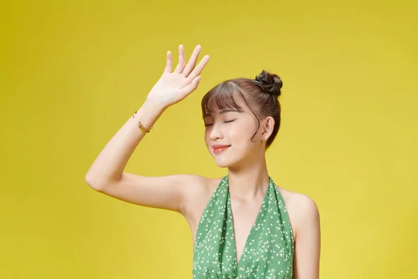 Γοητευτική Γυναίκα Ασιατική Ομορφιά Κρατήσει Χέρι Κοντά Στο Πρόσωπο Κίτρινο — Φωτογραφία Αρχείου
