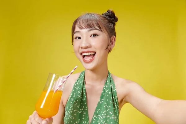 Απολαυστική Ασιάτισσα Που Πίνει Χυμό Πορτοκάλι Καλαμάκι Ενώ Στέκεται Απέναντι — Φωτογραφία Αρχείου