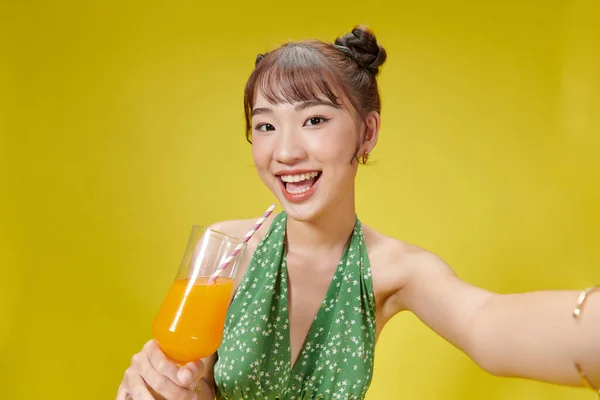 Szczęśliwy Uśmiech Azjatycki Młoda Kobieta Dziewczyna Pije Świeży Sok Pomarańczowy — Zdjęcie stockowe