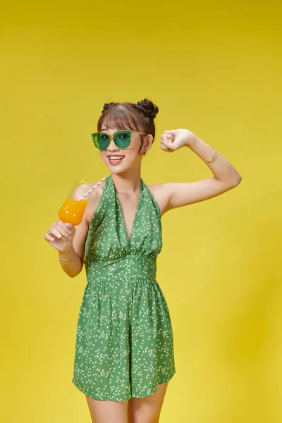 Gelukkig Aziatisch Meisje Genieten Van Vers Sinaasappelsap Zomervakantie Vakantie Concept — Stockfoto