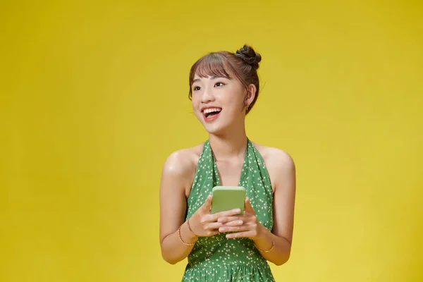 Удивлена Молодая Азиатка Пользуется Мобильным Телефоном Положительным Выражением Лица — стоковое фото