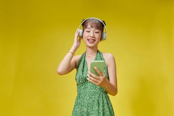 Cute Girl Utilise Des Écouteurs Sans Fil — Photo