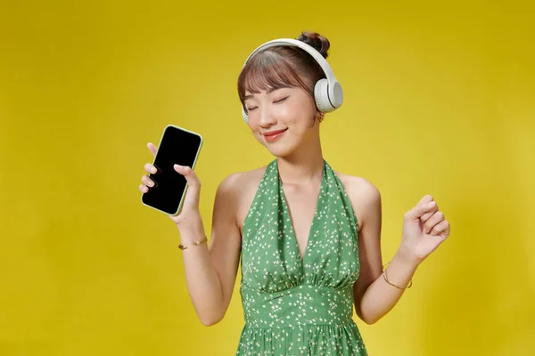 Optimiste Heureux Asiatique Femme Chanter Chanson Préférée Dans Les Smartphones — Photo