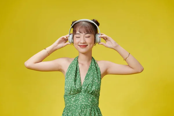 Mulher Asiática Feliz Usando Fones Ouvido Ouvindo Música Smartphone Com — Fotografia de Stock