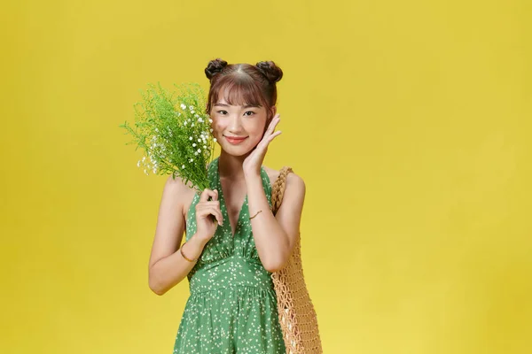 Afbeelding Van Jonge Aziatische Vrouw Met Bloemen Gele Achtergrond — Stockfoto