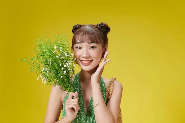 Portret Atrakcyjnej Azjatki Bukietem Kwiatów Żółtym Pokoju — Zdjęcie stockowe