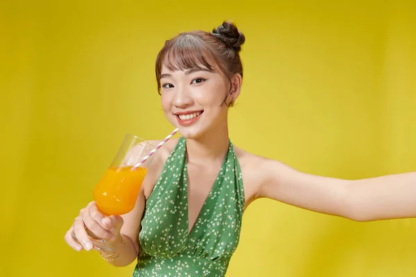 Zomer Portret Van Mooie Aziatische Vrouw Met Fruitsap Drank Gele — Stockfoto