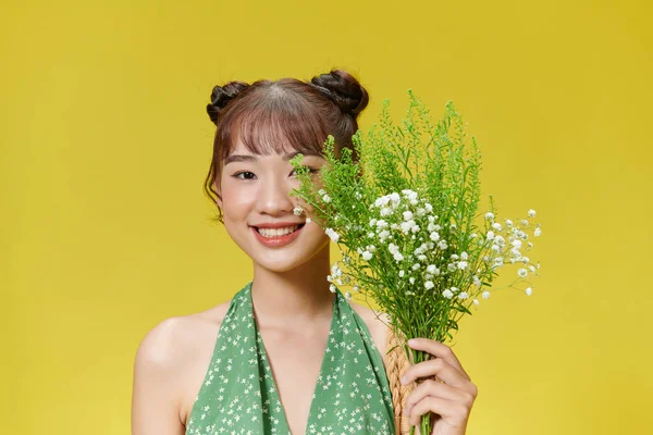 Молода Щаслива Жінка Насолоджується Букетом Квітів Руках — стокове фото