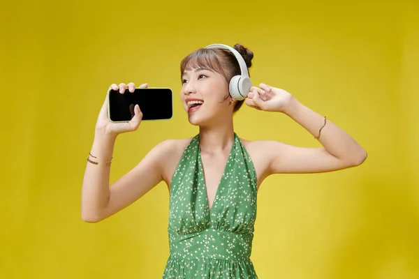 Азійка Співає Улюблену Пісню Користується Мобільним Телефоном Мікрофон — стокове фото