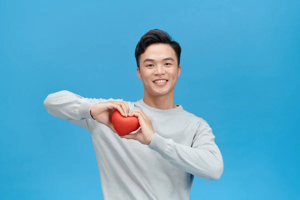 Молодий Чоловік Азії Який Тримає Червоне Серце — стокове фото