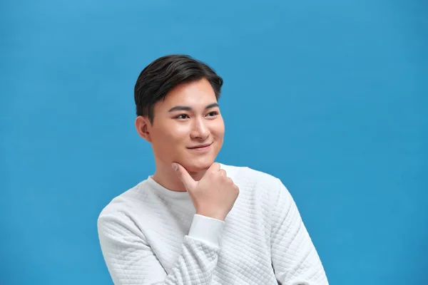 Smart Stilig Leende Ung Asiatisk Man Tänker Med Handen Hakan — Stockfoto