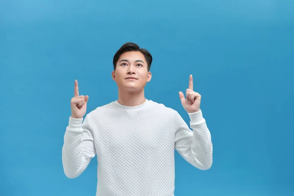 Vidám Fiatal Ázsiai Férfi Ujjal Mutogat Másolótérre Reklám Banner — Stock Fotó