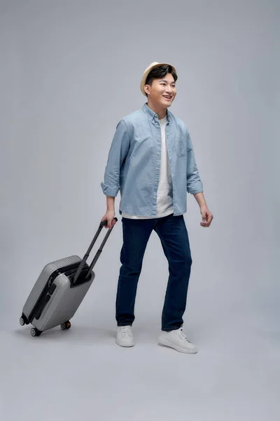 Reisender Asiatischer Mann Steht Mit Koffer Isoliert Vor Weißem Hintergrund — Stockfoto