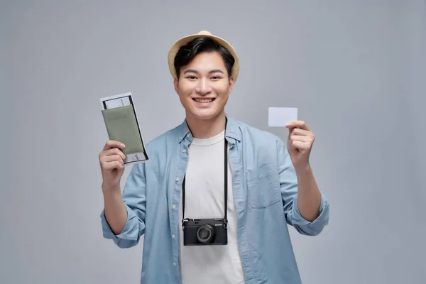 Podróżujący Młody Szczęśliwy Turysta Posiadający Paszport Bilet Kartę Kredytową — Zdjęcie stockowe