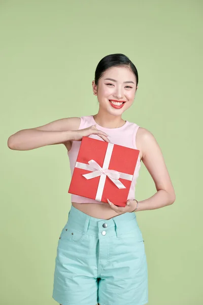 Retrato Uma Mulher Asiática Bonita Feliz Segurando Caixa Presente Enquanto — Fotografia de Stock