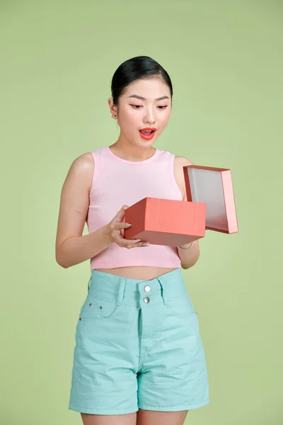 Retrato Uma Menina Sorridente Feliz Abrindo Uma Caixa Presente Isolada — Fotografia de Stock