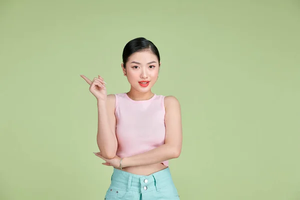 Joven Asiática Encantadora Chica Sobre Aislado Verde Fondo Apuntando Dedo — Foto de Stock
