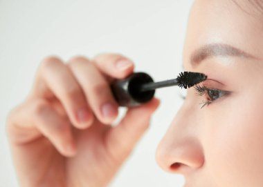 güzel ve genç birbayan uygulanan maskara, stüdyo Güzellik Portresi