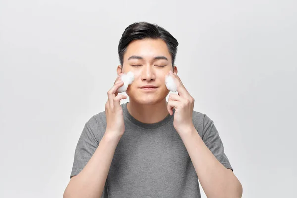 Junger Mann Wäscht Sich Sein Gesicht — Stockfoto