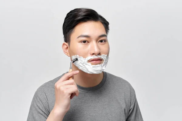 Hombre Guapo Disfrutando Rutina Baño Mañana Cuidado Apariencia Piel Facial —  Fotos de Stock