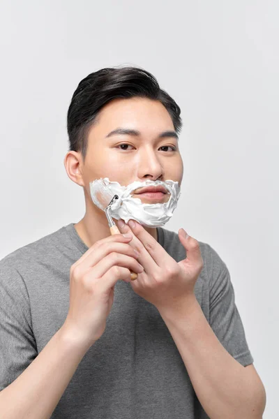 Hombre Guapo Disfrutando Rutina Baño Mañana Cuidado Apariencia Piel Facial — Foto de Stock
