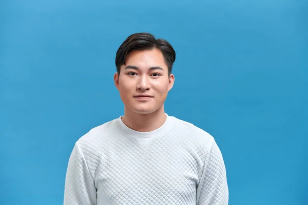 Rostro Joven Feliz Hombre Asiático Sonriendo Sobre Fondo Azul —  Fotos de Stock