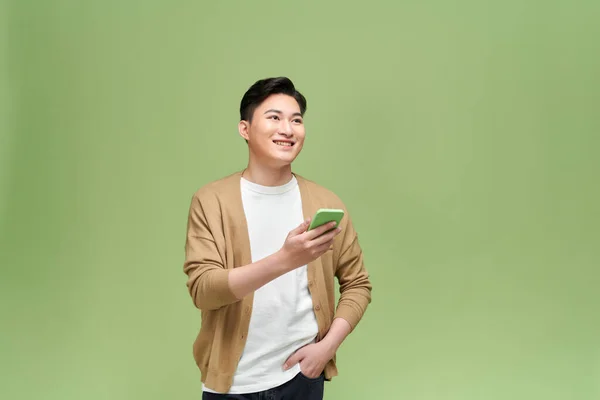 Портрет Счастливого Молодого Человека Читающего Мобильный Срин — стоковое фото