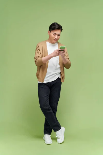 Mutlu Asyalı Genç Adam Aramalar Için Akıllı Cep Telefonu Kullanıyor — Stok fotoğraf