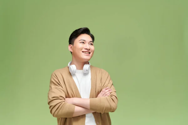 Yakışıklı Gülümseyen Asyalı Adam Boynuna Kulaklık Takıyor Mutlulukla Gülümsüyor — Stok fotoğraf