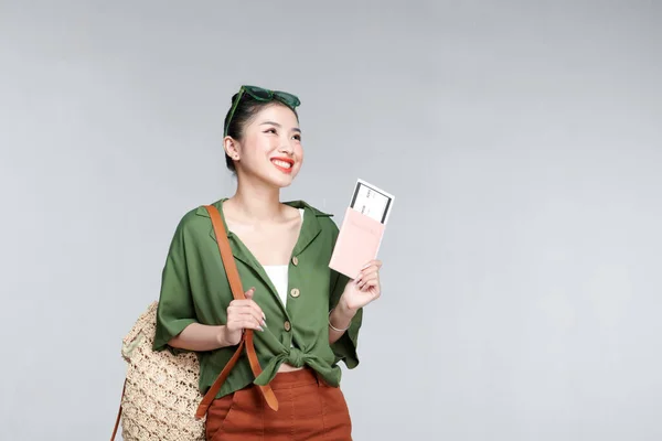 Όμορφη Ταξιδιωτική Γυναίκα Διαβατήριο Απομονωμένο Λευκό Φόντο — Φωτογραφία Αρχείου