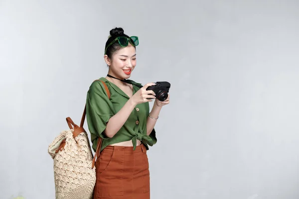 Atraente Enérgico Mulher Asiática Feliz Segurando Câmera Isolada Fundo Branco — Fotografia de Stock