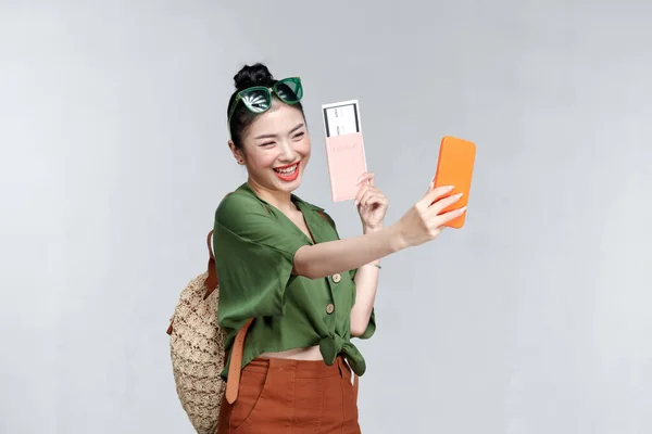 Happy Traveler Kobieta Paszportem Biletem Pokład Zrobić Selfie Przez Smartfona — Zdjęcie stockowe