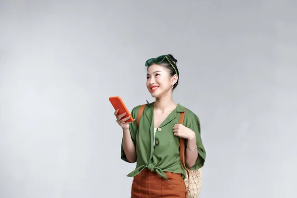 Foto Retrato Femenino Manteniendo Teléfono Celular Navegando Por Internet — Foto de Stock