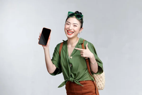 Mladá Žena Ukazuje Smartphone Pro Prezentaci Ukazuje Něco Cestování Letní — Stock fotografie