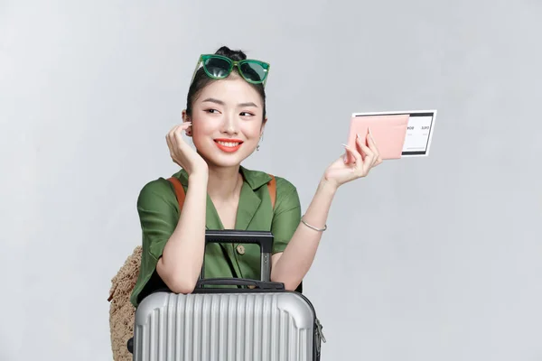Образ Збудженої Молодої Красивої Жінки Туриста Валізою Тримає Паспорт Квитком — стокове фото