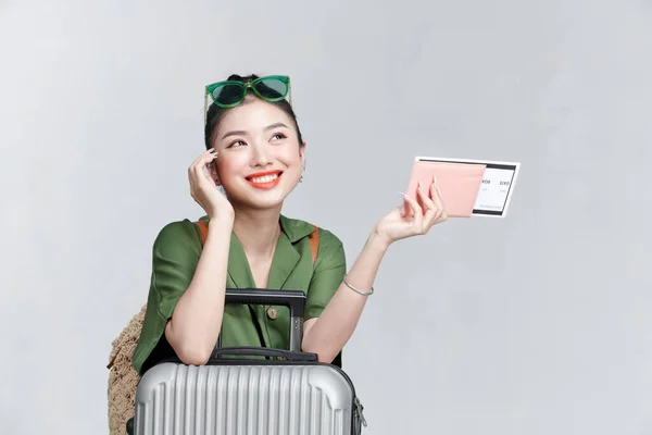 Ταξιδιώτισσα Γυναίκα Κατέχουν Διαβατήριο Εισιτήριο Απομονώνονται Απλό Λευκό Φόντο — Φωτογραφία Αρχείου