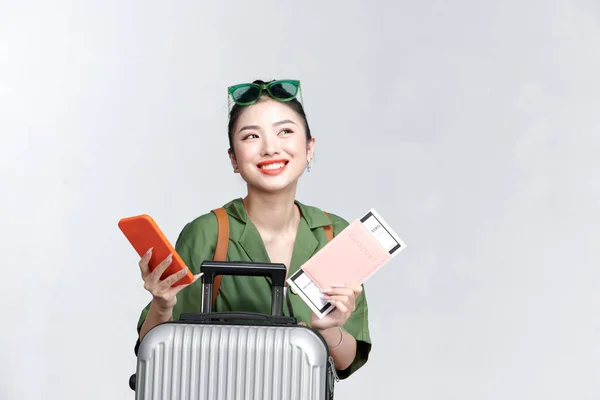 Молода Жінка Використовуючи Мобільний Телефон Тримає Проїзний Квиток Паспорт Ізольовано — стокове фото