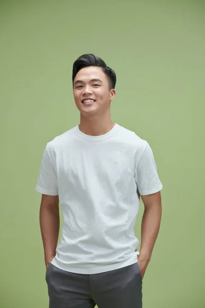 Elleri Ceplerinde Gülümseyen Asyalı Genç Bir Adamın Portre Resmi Yeşil — Stok fotoğraf