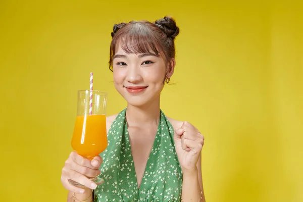 Uma Linda Mulher Asiática Vestido Verão Verde Beber Suco Laranja — Fotografia de Stock