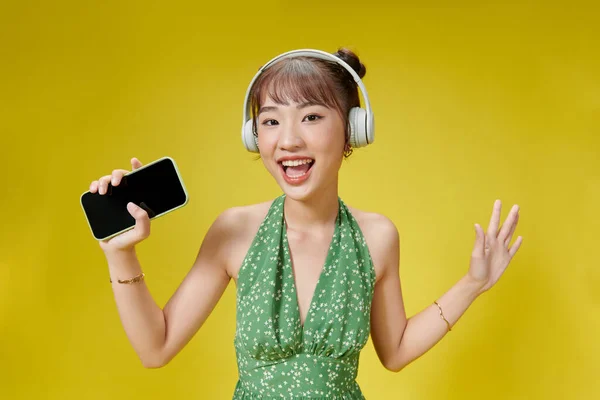 Portret Pięknej Kobiety Słuchającej Muzyki Słuchawkami Bezprzewodowymi Pomocą Telefonu Komórkowego — Zdjęcie stockowe