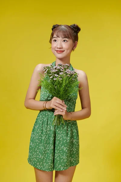 Zadowolony Słodkie Lady Posiada Kwiaty Blisko Siebie Cieszy Się Otrzymując — Zdjęcie stockowe