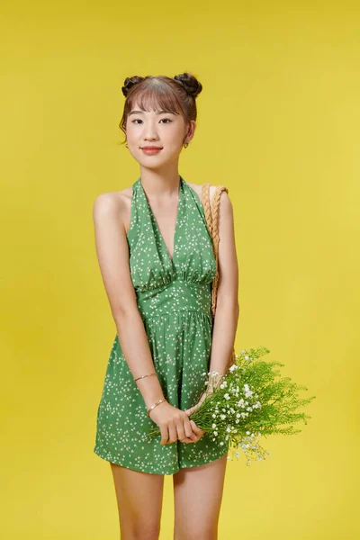 Retrato Mujer Asiática Atractiva Con Ramo Flores Habitación Amarilla —  Fotos de Stock