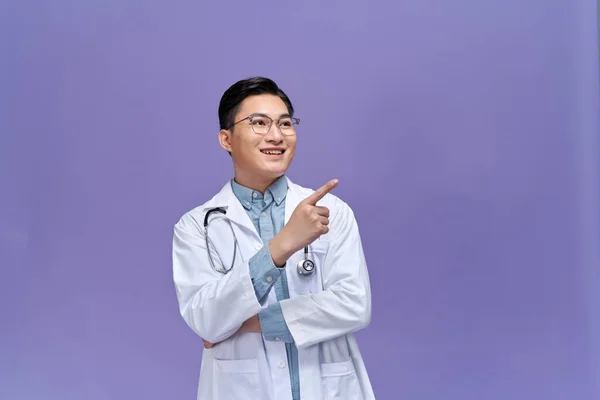 Male Doctor Makes Pointing Finger Gesture Isolated Purple Background — Stock Photo, Image