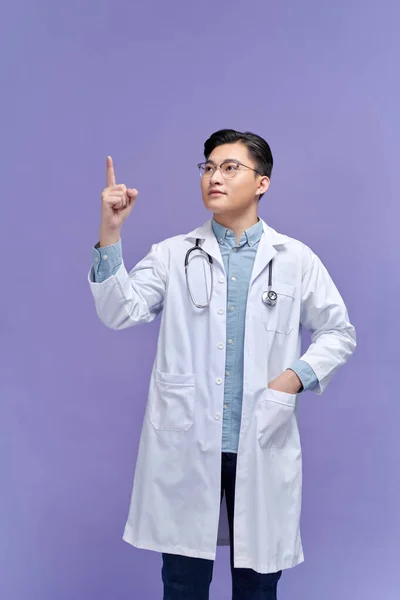 Jeune Beau Médecin Homme Souriant Pointant Joyeusement Avec Index Loin — Photo