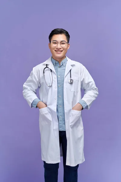 Portrait Sympathique Asiatique Médecin Homme Son Bureau Sourire Caméra — Photo