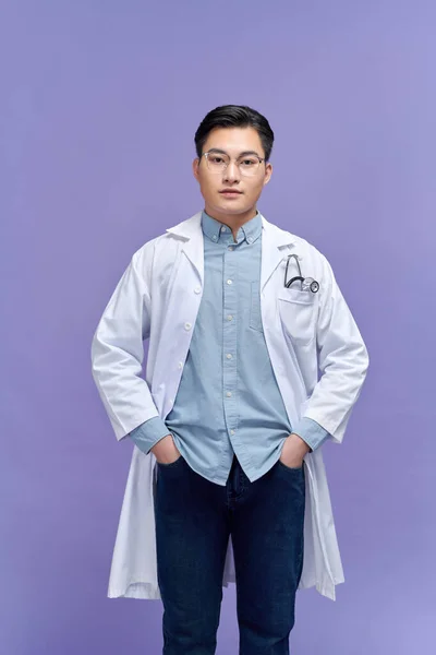 Porträt Der Schönen Jungen Ärztin Weißer Arztjacke Isoliert Auf Lila — Stockfoto