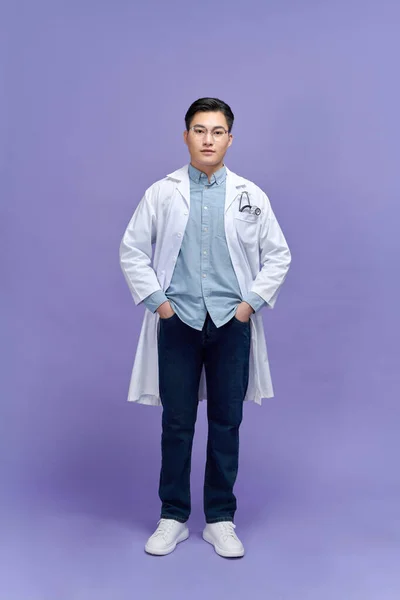 紫色背景工作室 医疗保健和医疗技术概念下男性自信医生的画像 — 图库照片